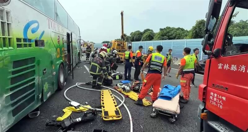 國道3號南下264K雲林縣斗六段21日上午發生遊覽車與自小客車碰撞事故,截至目前已造成3死、1命危,22人輕傷,分別送往雲林、嘉義縣、市醫院救治。(民眾提供)中央社記者蔡智明傳真 112年10月21日