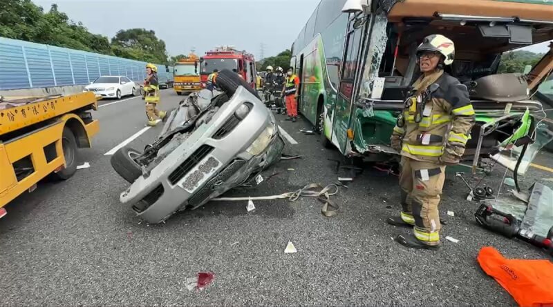 國道3號南下264K雲林縣斗六段21日上午發生遊覽車與自小客碰撞事故，造成自小客車內2人與遊覽車1對母子死亡、22人輕傷，事故原因待釐清。（民眾提供）中央社記者蔡智明傳真 112年10月21日