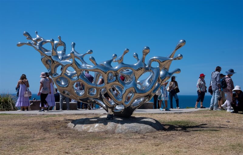 台灣雕刻家胡棟民以3件不銹鋼雕塑參與2023年雪梨海灘雕塑展(Sculpture by the Sea),作品「舟 ARK 」展示在邦迪海灘(Bondi Beach),呈現水的流動。(不斷藝術提供)中央社記者楊淳卉雪梨傳真 112年10月21日