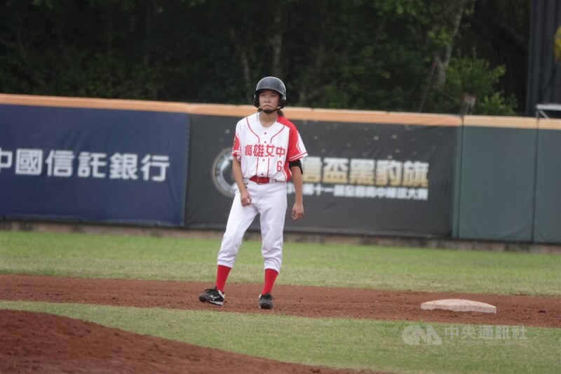 高雄女中棒球隊21日在黑豹旗青棒賽亮相,雖然以0比24、3局不敵私立大同高中,但2局下許湘宜(圖)敲出隊史首安也成為觀賽高潮。中央社記者謝靜雯攝 112年10月21日