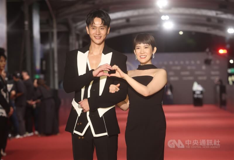 劉冠廷(左)與孫可芳(右)以影集「你的婚姻不是你的婚姻-聖筊」同時入圍迷你劇集男、女主角獎,攜手登星光紅毯。中央社記者張新偉攝 112年10月21日