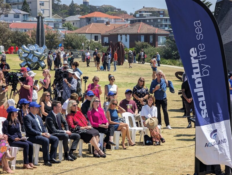 2023年雪梨海灘雕塑展20日在澳洲新南威爾斯州長(NSW)柯民思(Chris Minns)見證下開幕。(讀者提供)中央社記者楊淳卉雪梨傳真 112年10月21日