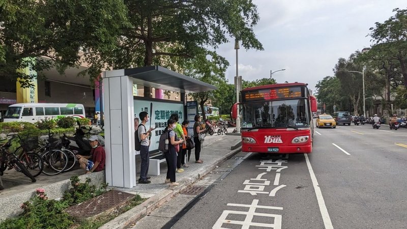 高雄市交通局向中央爭取預算建置及汰換候車設施，今年完成50座候車亭及60座候車座椅建置。（高雄市交通局提供）中央社記者蔡孟妤傳真  112年10月21日