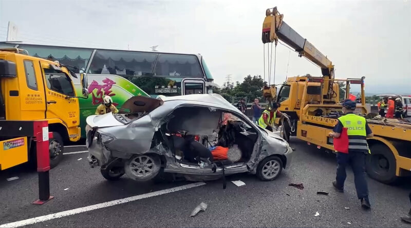 國道3號南下264K雲林縣斗六段21日上午發生遊覽車與自小客車碰撞事故，截至目前已造成3死、1命危，22人輕傷。圖為自小客車嚴重扭曲變形。（民眾提供）中央社記者蔡智明傳真 112年10月21日