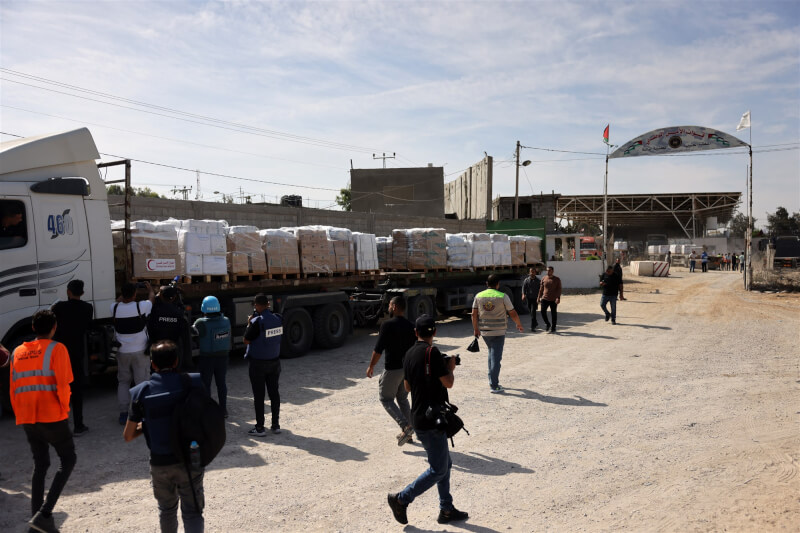 運送人道救援物資的卡車21日開始穿越連接埃及和加薩走廊的的拉法關卡。（法新社）