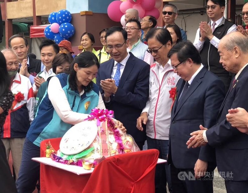 桃園市八德區大成國小21日舉行百年校慶，行政院副院長鄭文燦（前右2）、國民黨主席朱立倫（前右4）和桃園市長張善政（前右3）到場祝賀，並一同發送喜桃。中央社記者葉臻攝  112年10月21日