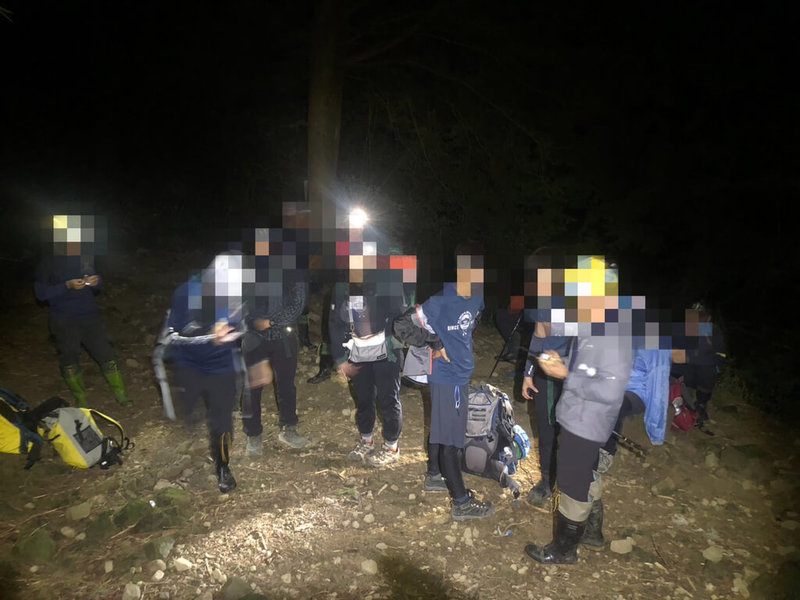 逢甲大學登山社10名學生21日下午前往嘉義縣阿里山鄉水漾森林登山，途中被虎頭蜂螫傷，嘉義縣消防局會同相關單位來回徒步10多小時將人救出送醫。（嘉義縣消防局提供）中央社記者蔡智明傳真 112年10月22日