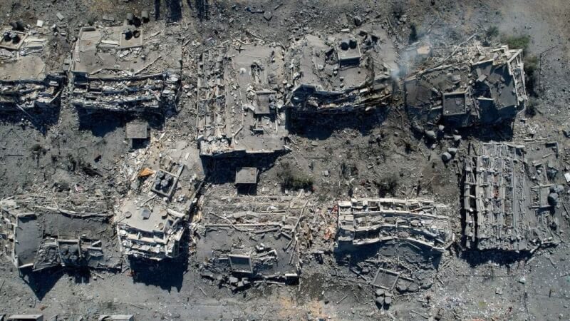 圖為21日加薩走廊空拍，成群建物遭以色列空襲毀壞。（路透社）