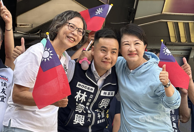 台中市長盧秀燕（右）為台中立委第7選區參選人林家興（中）站台，同時推薦民眾黨台中立委第1選區參選人蔡壁如（左），她稱這是第1次藍白合體。中央社記者趙麗妍攝 112年10月22日