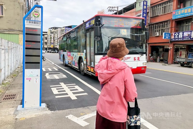 桃園市政府在獨立式智慧型站牌引進悠遊聯名卡自動加值功能，目前已完成113座具自動加值功能的智慧型站牌，民眾只要將悠遊聯名卡放在站牌感應區，當可用餘額低於新台幣100元時，現場站牌就會感應自動加值。中央社記者吳睿騏桃園攝  112年10月22日