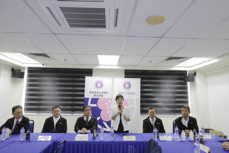 僑務委員會委員長徐佳青（右3）22日參訪馬來西亞台灣商會聯合總會，說明台灣的僑生政策。中央社  112年10月22日
