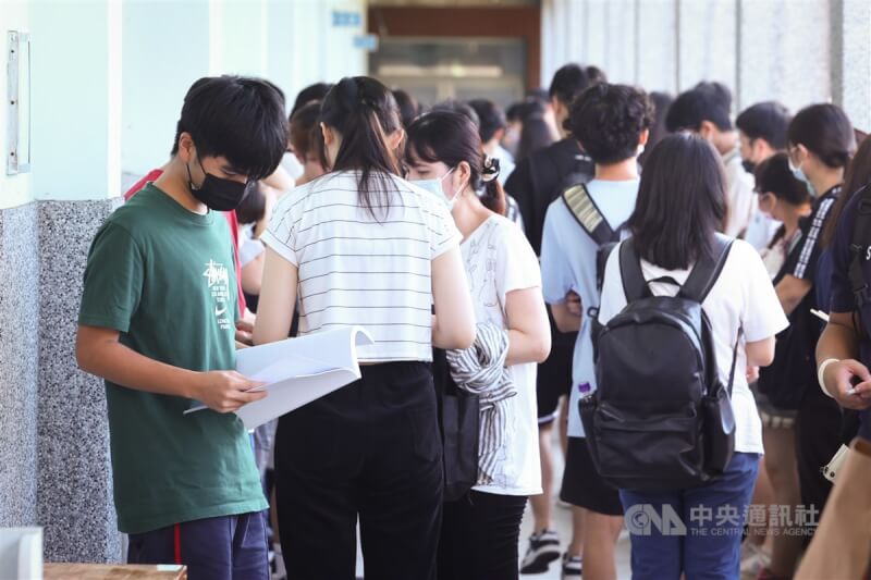 圖為台北市建國中學考場走廊準備應試的分科測驗考生與陪考家長。（中央社檔案照片）