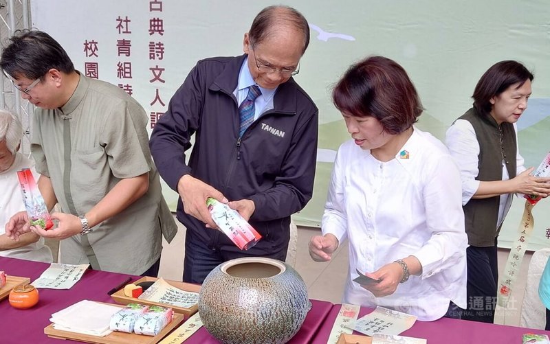 「尋鷗吟詩獎」活動22日在嘉義市中正公園舉行，立法院長游錫堃（左2）與嘉義市長黃敏惠（右2）出席，一起進行封茶儀式。中央社記者蔡智明攝  112年10月22日