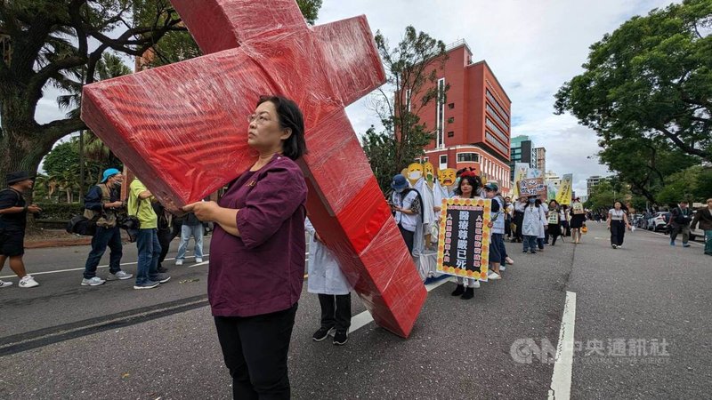 近500名第一線醫療人員22日在台北參與「地獄職場嘉年華，醫療勞權大遊行」，以變裝方式諷刺醫療勞動環境現況，並提出人力補足不過勞、政府投資救健保等4大訴求。中央社記者曾以寧攝 112年10月22日