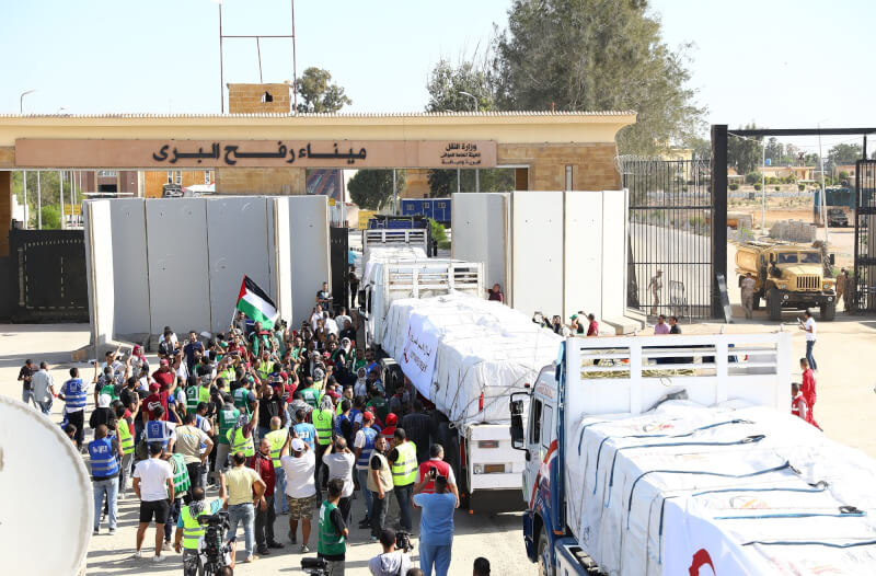 21日第一批運送人道救援物資的卡車從埃及通過拉法關卡，進入加薩地區。（安納杜魯新聞社）