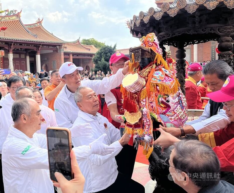 昆山慧聚天后宮媽祖22日上午回鑾安座，結束「昆山媽遊台灣」7天6夜傳香諦緣行程。昆山媽下鑾轎、過香爐後，由信眾接過神像，恭請昆山媽返抵殿內。中央社記者李雅雯昆山攝 112年10月22日