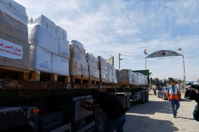 首批援助物資車隊21日通過埃及與加薩走廊交界的拉法邊界關卡。（路透社）