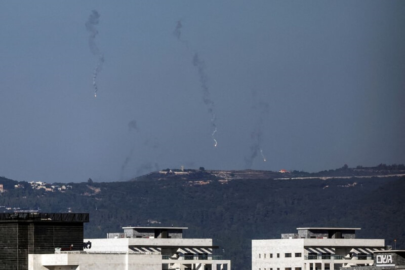 21日以色列與黎巴嫩邊境上空出現照明彈。（路透社）