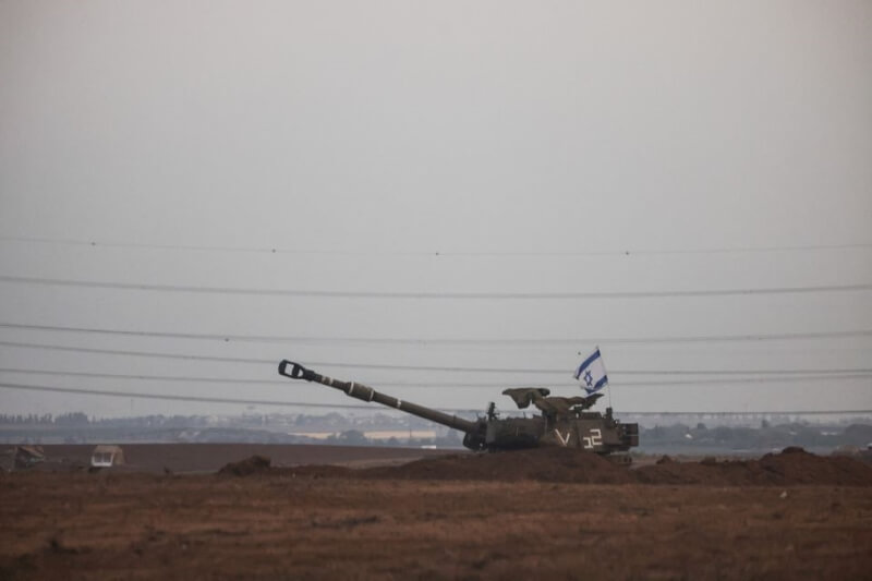 以色列戰車22日出現在以色列南部與加薩的邊境。（路透車）