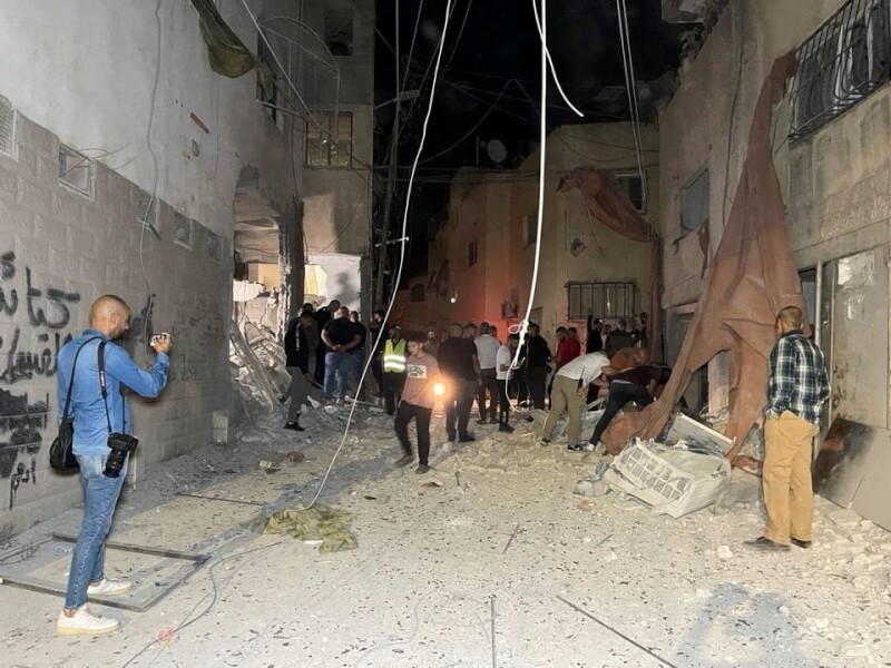 約旦河西岸哲寧一處清真寺22日遭以色列空襲，民眾聚集了解損害情況（路透社）
