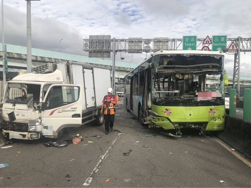 新北市三重區中山橋23日發生公車與小貨車擦撞車禍，經警消迅速到場搶救，司機及乘客多人受傷送醫。（民眾提供）中央社記者王鴻國傳真  112年10月23日