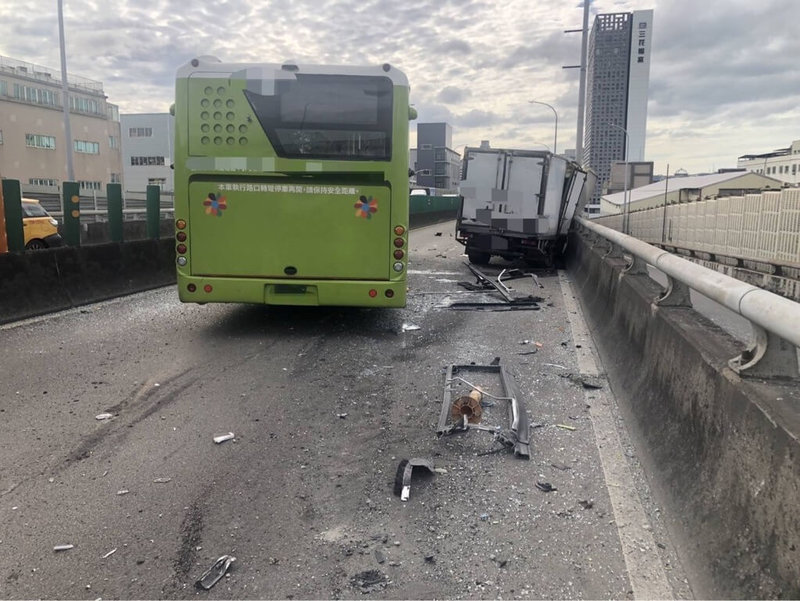 新北市三重區中山橋台北往新莊方向汽車道,23日下午發生公車與小貨車擦撞車禍,多人送醫並造成嚴重塞車。(民眾提供)中央社記者王鴻國傳真 112年10月23日
