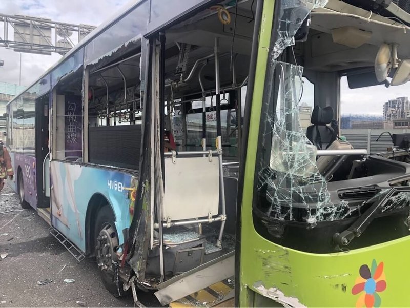 新北市三重區中山橋台北往新莊方向汽車道,23日發生公車與小貨車擦撞車禍,多人送醫,公車因事故造成車體嚴重受損,玻璃碎裂。(民眾提供)中央社記者王鴻國傳真 112年10月23日