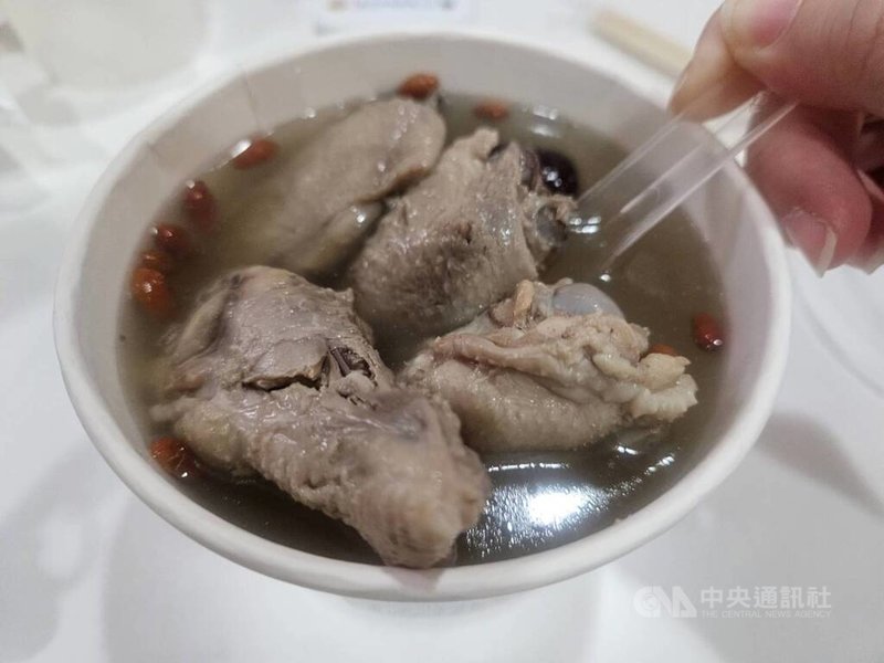 吃雞的好處可能比想像中還要多，董氏基金會食品營養中心23日分享，研究發現雞肉蛋白質保留率最高，飼養過程溫室氣體排放量低於牛、羊。中央社記者陳婕翎攝  112年10月23日