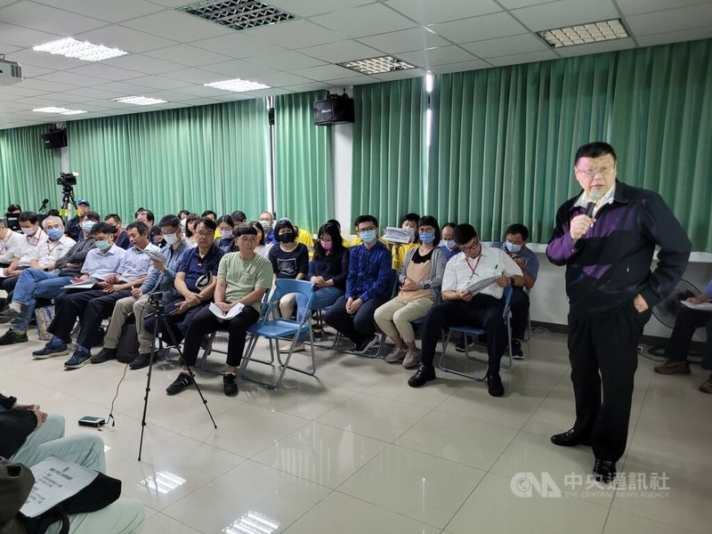 台鐵明年轉型為國營公司，並於元旦掛牌。台鐵局長杜微（右）23日到宜蘭運務段說明未來轉型後公司的營運方針及員工權益，並聽取基層意見。中央社記者沈如峰宜蘭縣攝  112年10月23日