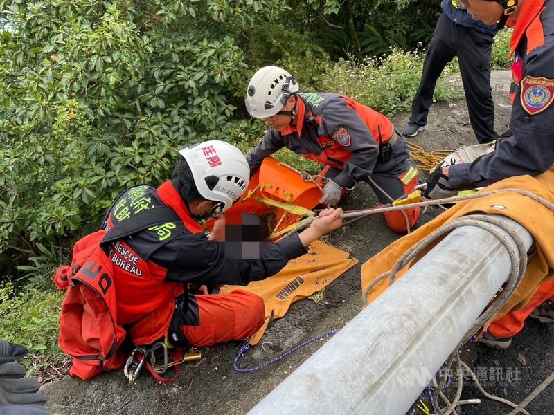 舊蘇花公路宜蘭東澳路段23日有名林姓男騎士跌落約50公尺深懸崖，林男以石塊敲擊山壁發生聲響，救難人員到場鎖定位置後，綁上安全索，下切懸崖救援。（翻攝照片）中央社記者沈如峰宜蘭縣傳真  112年10月23日