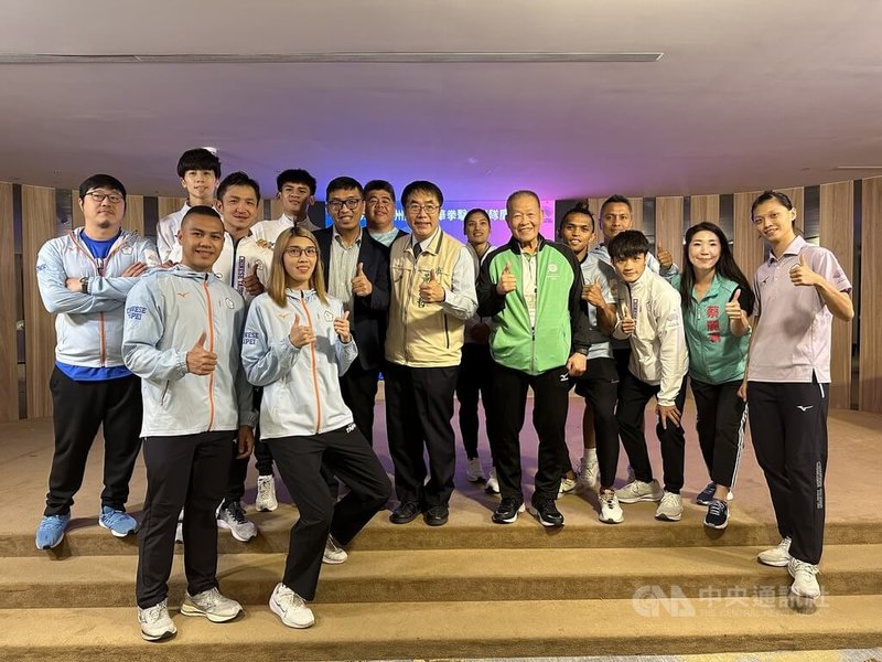 中華民國拳擊協會理事長許明杰（2排左3，黑衣者）23日在台南全國運動會期間，頒發新台幣百萬獎金給杭州亞運的奪牌選手、教練，並期許他們再拚奧運。中央社記者黎建忠攝  112年10月23日