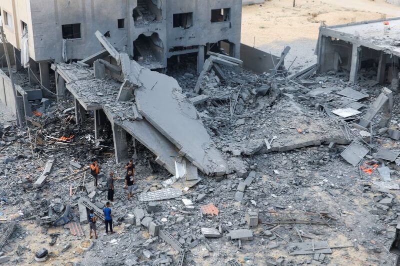 以色列對加薩走廊南部發動攻擊，巴勒斯坦人23日聚集了解損害情況。（路透社）