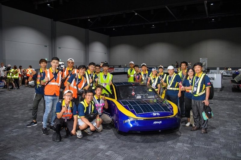 2023年世界太陽能車挑戰賽（BWSC）22日在澳洲達爾文出發，國立高雄科技大學阿波羅太陽能車隊第7次參賽，阿波羅9號車是今年賽場唯一最接近可量產車型樣式，吸引眾人目光。（高科大提供）中央社記者林巧璉傳真 112年10月23日
