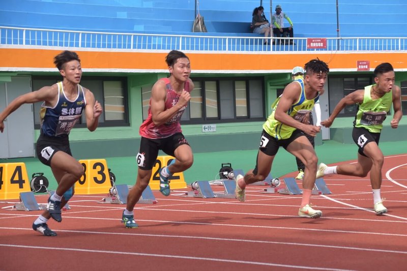 112年全國運動會持續展開，地主台南市的男子10項全能好手丁聖軒（左2）23日在撐竿跳項目賽前熱身試跳時，不慎從高處落下造成腳踝開放性骨折。圖為丁聖軒在男子10項全能100公尺出戰。（112年全國運動會在台南提供）中央社記者黎建忠傳真  112年10月23日