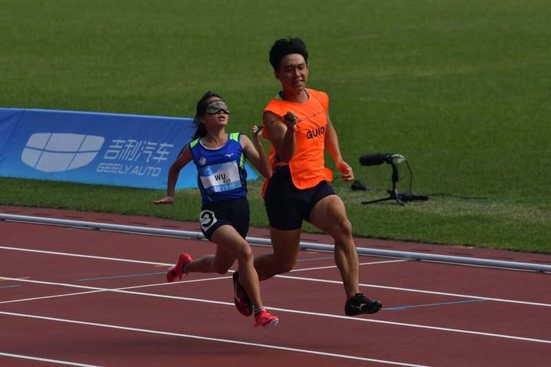 17歲田徑小將吳宜容（左）日前訓練受傷，23日在杭州亞帕運女子100公尺T11預賽仍帶傷上陣，以13秒73晉級。（體育署提供）中央社 112年10月23日