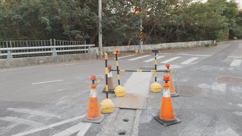民進黨新竹市議員林盈徹23日批評,香山區1處路面水溝蓋塌陷,市府卻遲遲未派員警示及修補。新竹市府表示,獲報後即派員用鐵板覆蓋洞口,預計24日進場修復。(新竹市政府提供)中央社記者魯鋼駿傳真 112年10月23日
