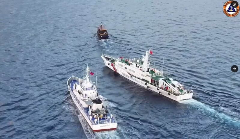 圖為中國海警船（中）10月22日對菲律賓前往仁愛暗沙補給的船隻進行危險攔截。（圖取自twitter.com/jaytaryela）