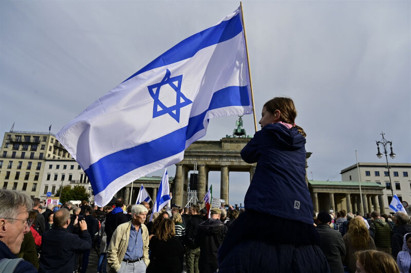 22日數以千計民眾聚集柏林布蘭登堡大門表達支持以色列。（法新社）