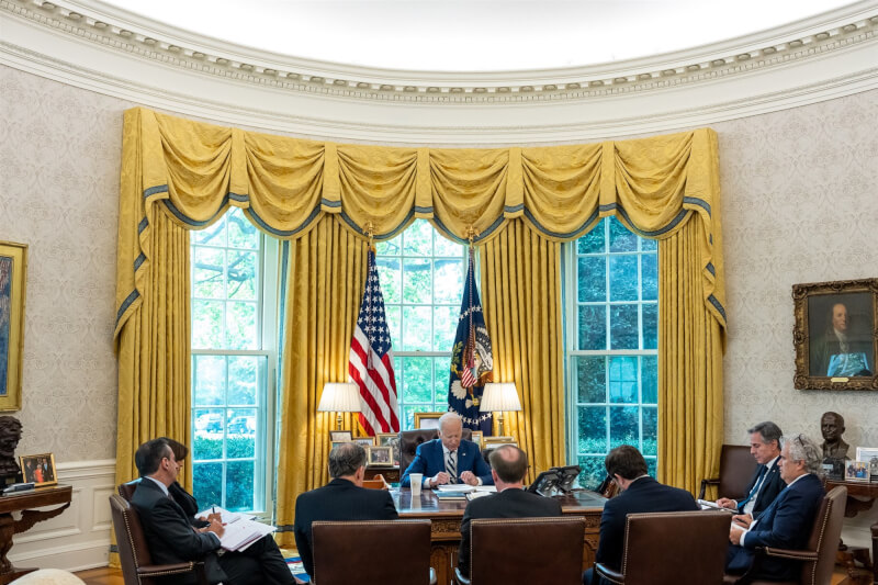 美國總統拜登（後中）與官員於白宮辦公室，他於23日和以色列總理尼坦雅胡進行通話。（圖取自twitter.com/POTUS）