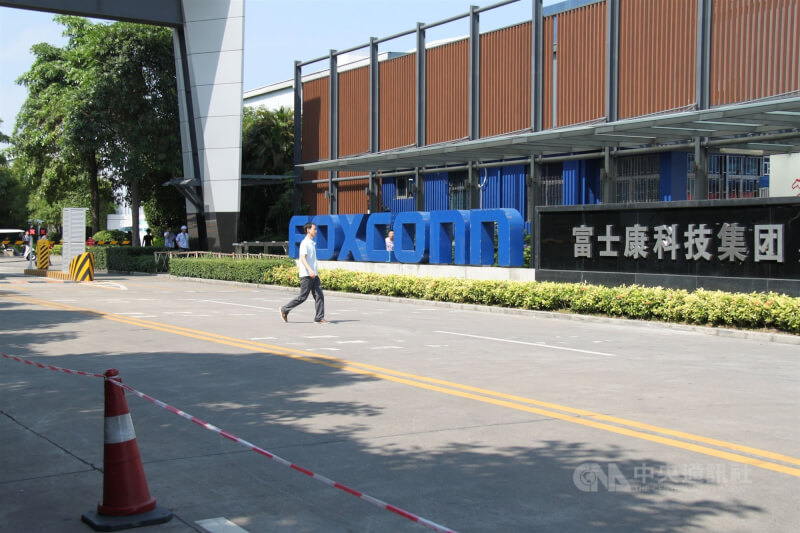圖為富士康深圳總廠大門。（中央社檔案照片）