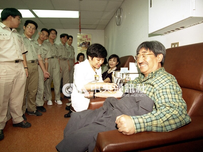 孫越（右）1995年在台北捐血中心捐最後一次血。（中央社檔案照片）