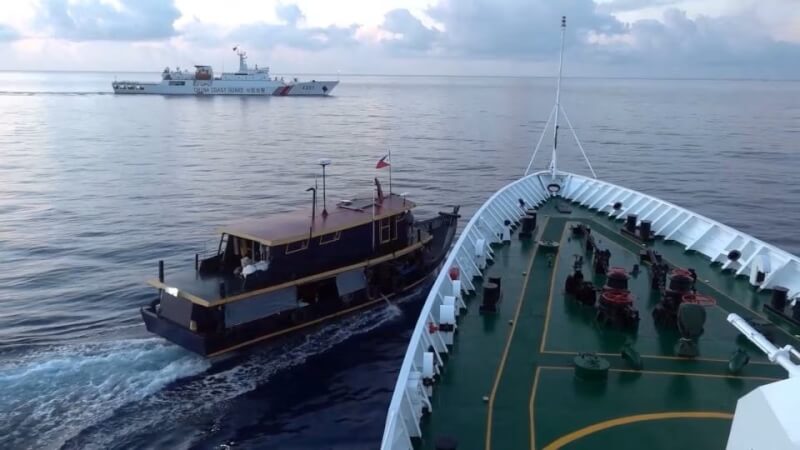 菲律賓與中國船隻22日在具爭議的南海發生碰撞事件。（China Coast Guard/Handout via 路透社）