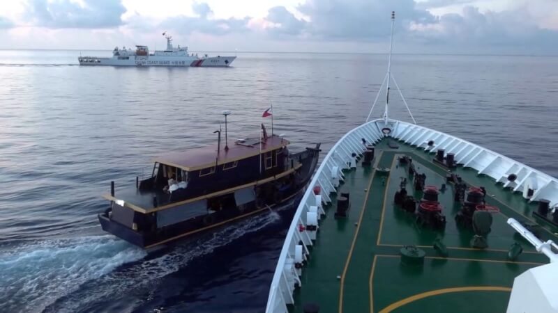 中菲船艦22日在南海仁愛礁鄰近海域碰撞。（中國海警局/Handout via 路透社）