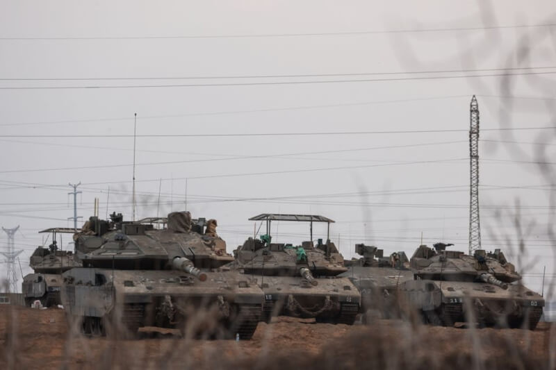 22日以色列坦克部署在以色列南方與加薩邊界。（路透社）