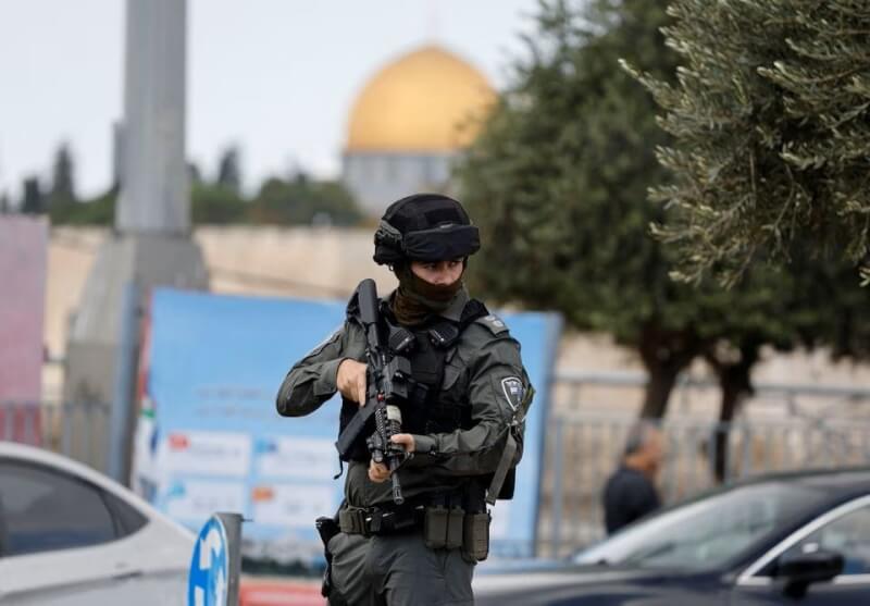 20日以色列一名邊境警察在耶路撒冷執行警戒任務。（路透社）