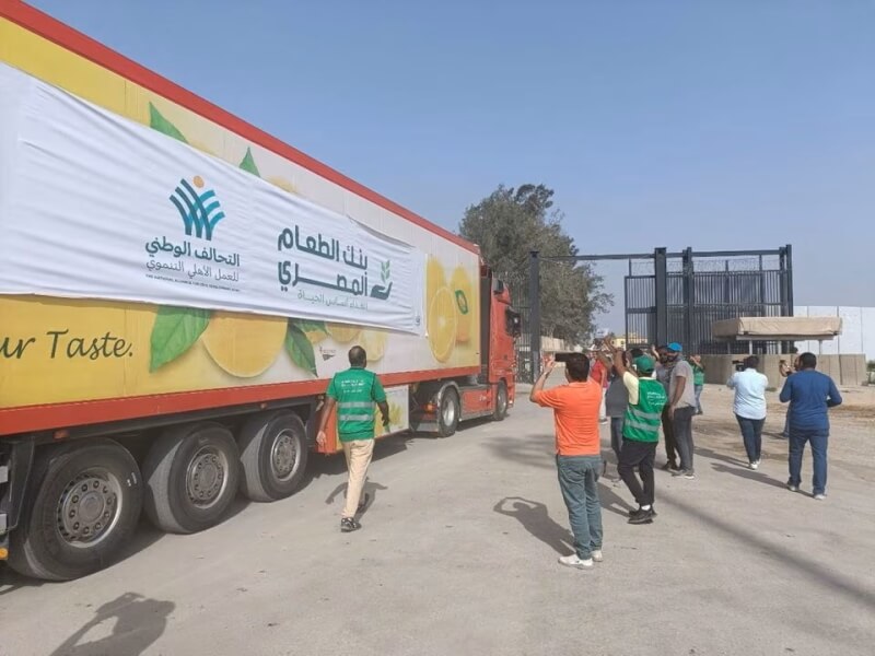 援助物資車隊22日通過埃及與加薩走廊交界的拉法邊界關卡。（路透社）