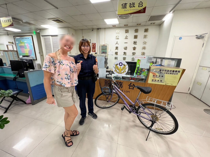 在台中市教英文的南非籍女子日前發現停在人行道的腳踏車不見而報警，警方循線查獲騎走腳踏車的嫌疑人，找回腳踏車，並物歸原主。（警方提供）中央社記者郝雪卿傳真  112年10月24日