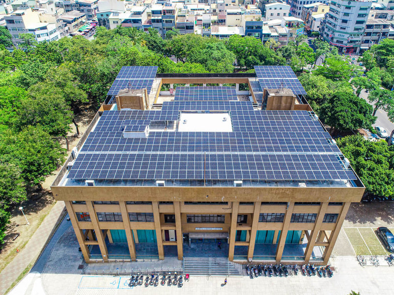 「高雄綠電推動專案小組」計畫自2021年起,6年內建置1.25GW太陽光電,截至2023年9月底已超越原定目標1.28倍,備案件數更為全國第一。圖為高雄市立圖書館三民分館設置屋頂型太陽光電。(高雄市政府工務局提供)中央社記者林巧璉傳真 112年10月24日