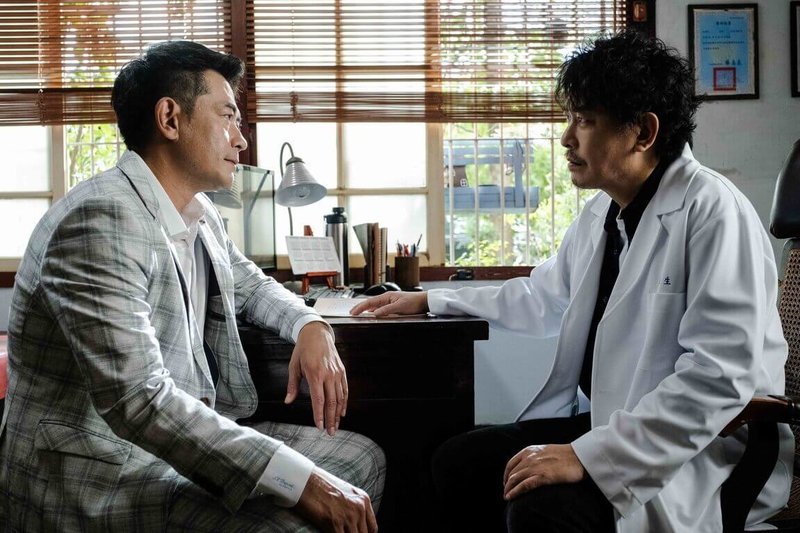 全新醫療生活劇「生命捕手」將於11月26日首播,演員柯叔元(左)與王識賢(右)穿上醫師袍,但雙方立場不同,有精彩對手戲。(東森提供)中央社記者葉冠吟傳真 112年10月24日