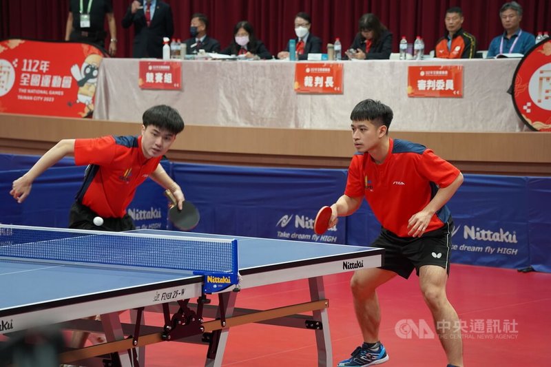 全國運動會24日進行桌球男雙決賽，代表台北市出賽的林昀儒（左）、廖振珽（右）擊敗對手逆轉獲勝，拿下個人本屆第2面金牌。中央社記者黎建忠攝 112年10月24日